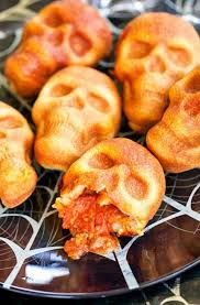 Apero Halloween Tete De Mort 20 Idees D Aperos D Halloween Faciles Et Surprenants Elle A Table Repas Halloween Facile Apero Halloween Idee Repas Halloween
