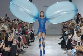 ファッションの多様化は止まらない。ドレスに変身する風船が登場 | ニコニコニュース