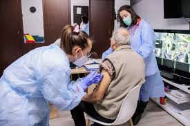 Suport și asistență oferită de personal calificat. Iasi Vaccinare Covid 19 Camin Batrani 15 Ian 2021 Inquam Photos