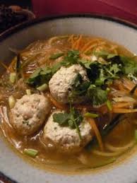 Gourmandises Et Merveilles Bouillon Thai Aux Boulettes De Poulet Epicees Recette Soupe Asiatique Boulette De Poulet Bouillon Thai
