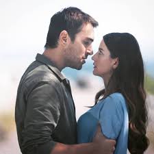 Indiriyorsun Kirpigini Upuzun Bir Guz Bir Kapi Onundeyim Girsem Suc Gitsem Ayaz Senanlatkaradeniz Couple Photos Photo Scenes