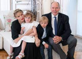 Charlene e alberto escono dal cortile d'onore del palazzo reale per salutare i circa 3.500 ospiti presenti nella piazza. Charlene Wittstock E Alberto Di Monaco La Nuova Foto Per L Anniversario