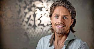 De wereld is zo anders nu jij hier bent verdwenen de straat is nu zo somber wie had dit kunnen denken als ik dit had geweten had ik wel ingegrepen om niet va. Andre Hazes Hints At A Possible Relationship With Influencer Sarah Van Soelen Entertainment Netherlands News Live