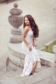 Alle neuigkeiten zu prinzessin sofia finden sie hier Happy Schone Wunderschone Braut Lachend Und Auf Stufen Ausgefuhrt Wird Tragt In Der Spitze Brautkleid Brunette Von Klassischen Aussenarchitektur Darstellen Lizenzfreie Fotos Bilder Und Stock Fotografie Image 63650774