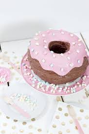 Hier verraten wir dir, wie du auch deinen hund mit einem selbstgebackenen kuchen überraschen kannst. Ausgefallene Kuchen Rezepte Donut Torte Backen