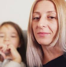 Nakon uspješnog singla „Ne okrećem se tata“ grupa Zoster objavila je spot  za pjesmu "Samo reci ne", koja je drugi singl sa njihovog nadolazećeg  šestog po redu albuma. Glazbu i tekst za