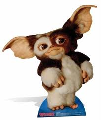 A gadget salesman is looking for a special gift for his son and finds one at a store in chinatown. Gremlins Gizmo Pappaufsteller Mullner Versand