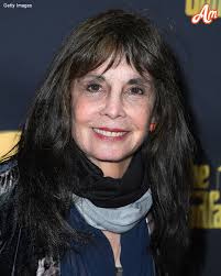 She was a '70s Hollywood icon who stepped away from the spotlight after THE  TRAGIC DEATH OF HER HUSBAND and while raising 5 CHILDREN ALONE.😭💔 "Still  beautiful," a user commented