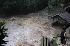 Dia di tebing kepala utara mendekati tebing. Selamat Datang Kepala Air