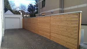 Zaun Aus Sibirischer Larche Und Lattung In Rhombusform Zaun Gartengestaltung Larchenzaun