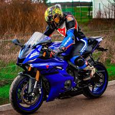 In spite of its smaller displacement and lighter weight, the r6 boasts the. Yamaha R6 Motos Geniales Motos Deportivas Motos
