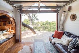 Live Oak Treehouse At Honeytree Farm Bungalows For Rent In Fredericksburg Texas United States In 2020 Tree House Luxury Cabin Outdoor Bathtub