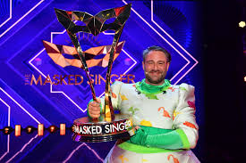 Hosted by nick cannon, the program employs panelists who guess the. The Masked Singer Der Dino Gewinnt Unter Der Maske Steckt Gala De