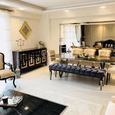 Bu Evin Goz Alici Dekorasyonunda Art Deko Esintiler Kendini Gosteriyor Ev Gezmesi Oturma Odasi Dekorasyonu Ev Icin Evler