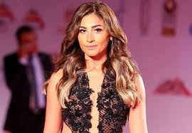 دينا الشربيني وعمرو يوسف من كواليس عشم إبليس. Ù…ÙˆÙ‚Ø¹ Ø®Ø¨Ø±Ù†ÙŠ Ø¯ÙŠÙ†Ø§ Ø§Ù„Ø´Ø±Ø¨ÙŠÙ†ÙŠ ØªØ­Ø§ÙˆÙ„ ØªØ¬Ø§ÙˆØ² Ø£Ø²Ù…Ø© Ø§Ù†ÙØµØ§Ù„Ù‡Ø§ ØµÙˆØ±Ø©