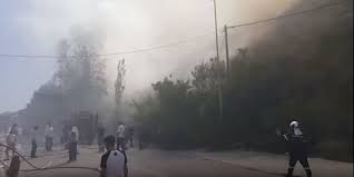 Στο σημείο επιχειρούν επίγειες και εναέριες δυνάμεις της πυροσβεστικής. Symbainei Twra Fwtia Konta Se Megalo 3enodoxeio Sto Falhraki Vid E8nos