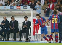 Ese día un joven futbolista argentino, leo messi, de tan sólo 16 años, debutaba con el primer equipo del barça en un amistoso contra el oporto. A Decade Of Messi S Debut In The Spanish League