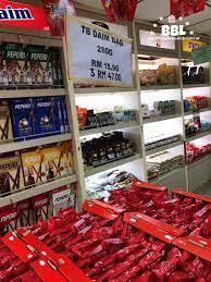 Tips saya, better beli kat kawasan pekan kuah sebab harga lagi murah compare kat kedai pantai chenang, airport dan jeti feri. Harga Coklat Di Langkawi 2019 Budak Bandung Laici