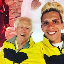 Muore a 81 anni l'ex prete sposato col toy-boy. Il ragazzo: "Ho pianto". E  ora si becca l'eredità