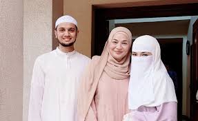 Beliau dilahirkan pada 16 mei 1990 di kajang, selangor dan merupakan anak tunggal kepada pasangan zainal abidin bin abu dan faridah binti mohd noor. Hijab Fashion Boss Neelofa Is Engaged To Celeb Preacher Pu Riz Coconuts Kl