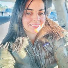 Anna Paquin 👍or Anne Hathaway ❤️