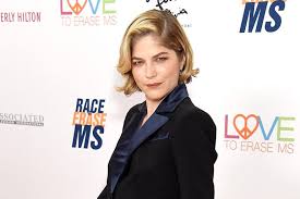 La enfermedad puede debutar y cursar con. Los Amigos Famosos De Selma Blair La Apoyan De Esta Manera