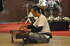 Perkembangan musik kontemporer di indonesia di indonesia, perkembangan musik kontemporer baru mulai dirasakan sejak diselenggarakannya acara pekan komponis muda tahun 1979 di taman ismail marzuki jakarta. 8 Contoh Karya Musik Kontemporer Paling Populer