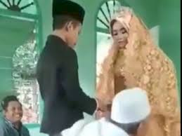 Silahkan klik tombol dibawah ini. Viral Pernikahan Dini Di Lombok Tengah Pengantinnya Masih 12 Tahun Ini Penyebabnya Indozone Id