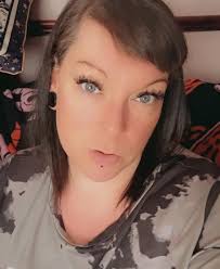 Hello 👋 I'm new here and looking for love 😘 Does love still exist? 💭  Comment what city you're from! 🏙️❤️