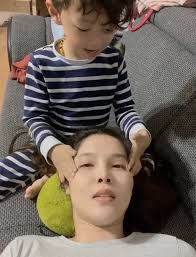 Kỳ Hân mang bầu vắng chồng, đau đầu được "trai trẻ” xoa bóp, còn cúi thơm  trán