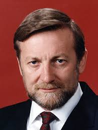 EVANS, Gareth John (1944– )Senator for Victoria, 1978–96 (Australian Labor  Party)