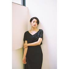 装いも髪のカットもラインは美しく 後ろはえり足をつめたショート サイドは前下がりに目の下に落とす スッキリとハンサムなショートなのに女性らしい おすすめです ショートボブ ショートヘア ショートカット 前髪なしショート サイドパート 耳かけショー