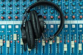 Premium Microphone On Music Keyboard With Blurred Background Photo Download In Png Jpg Format Music Keyboard Earphone Blurred Background