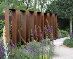 Sichtschutz Und Metall Im Garten Ummauertergarten Sichtschutz Und Metall Im Garten In 2020 Gartengestaltung Gartengestaltung Ideen Cortenstahl