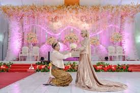 Sekarang, kamini mau membahas ide pose pengantin di pelaminan, baik itu foto dengan pasangan saja atau dengan kerabat. 17 Ide Pose Di Pelaminan Di 2021 Foto Pengantin Pengantin Foto Perkawinan