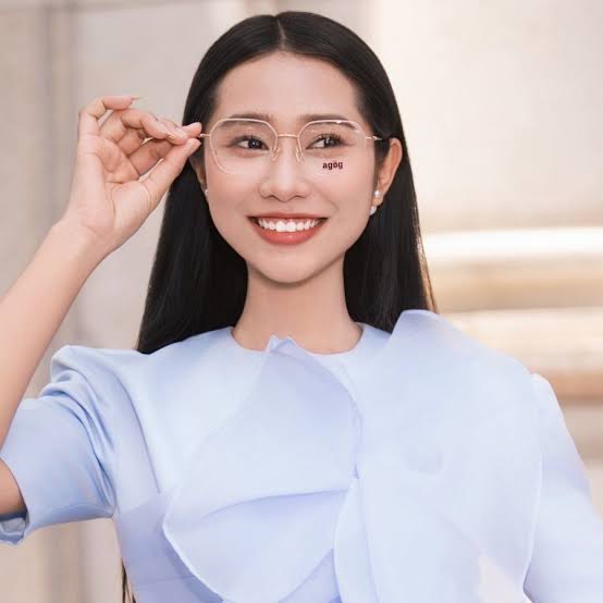 Kính lục giác hợp với khuôn mặt nào? Cách chọn tôn dáng mặt