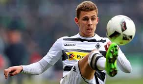 Thorgan hazard est le fils de thierry hazard, milieu de terrain de la louvière (deuxième division belge) dans les années 19902, et de le 16 décembre 2013, thorgan hazard et sa compagne marie kindermans sont devenus parents d'une petite elayna et leur deuxième fille keïssy est née le 7. Thorgan Hazard Whois