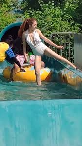 腾讯视频】 水上乐园的小姐姐真开放，这么性感的衣服也敢穿，难道不怕走光吗？