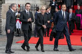 Âgée de 86 ans, la mère de laurence et claude chirac se serait tenue à l'écart pour des raisons de santé. Claude Chirac A 57 Ans La Mort De Son Mari Et Les Autres Drames De Sa Vie