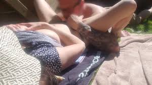 Sexe de printemps en plein air. Vrai couple amateur fait maison. Porno soft