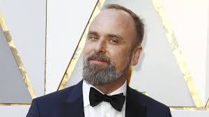 Luis Sequeira, el diseñador de 'El callejón de las almas perdidas' que  habla a través de la moda