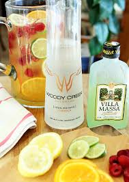 Schenk een fles prosecco erbij terwijl je blijft kloppen. Vodka Limoncello And Prosecco Sangria Cocktails Creative Culinary