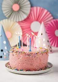 Surtido De Tarta Rosa Para Fiesta De Cumpleanos Foto Gratis Tortas De Cumpleanos Blancas Tortas Postres Para Cumpleanos