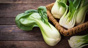 Aggiungete la salsa di soia allungata con 2 cucchiai di acqua e fatelo cuocere ancora per qualche minuto fino a quando risulterà leggermente morbido pur conservando la croccantezza. Pak Choi 5 Proprieta Di Un Superfood Dall Oriente Io Vivo Leggero