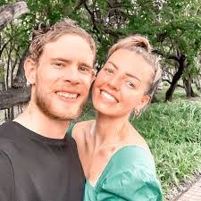 Shannon Moller's Instagram, Twitter & Facebook