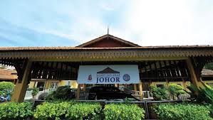 Menghimpunkan produk kraf hasil dari usahawan dibawah program kraftangan malaysia satu daerah satu industri. Pusat Sehenti Kraf