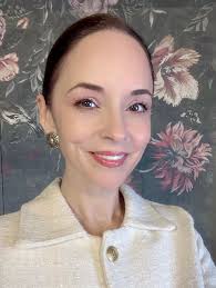 Ziua bună se cunoaște după zâmbetul de dimineață! Ce pregătim în studioul  @creativehubvoiceandvisibility ? Nu spun încă, dar veți afla negreșit,  toate la timpul lor! Zi bună să aveți și spor! 🤗