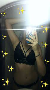sutiã de renda, foto no espelho, corpo feminino #sutiã #sutiãderenda #renda  #fotonoespelh… 