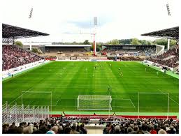 Vor dem spiel wurde die mannschaft am stadion essen mit pyro und gesang. Rwe Seite 11