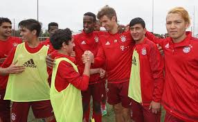 Thomas mueller and mats hummels reacts during a germany traininkg session at johan cruyff arena on october 12, 2018 in amsterdam. Bayern Germany On Twitter Thomas Muller And Thiago With The Young Refugees Today At Sabener Strasse Http T Co Bc6vdqdg0k